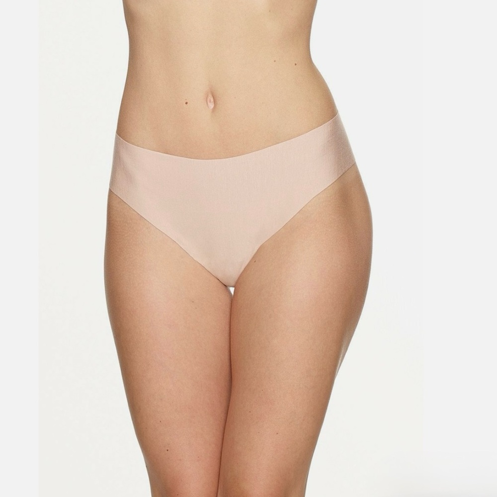 COMMANDO Seamless Invisible Butter Thong in Color Beige